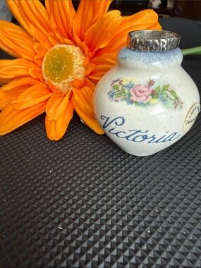 Vintage-Inspired Silver Name Band Ring in Silver “Victoria” and small vase
